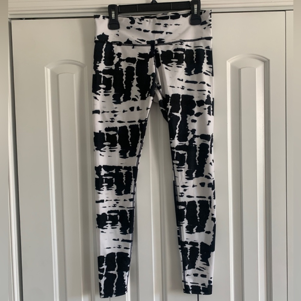 ALO women’s yoga 7/8 high-waist airbrush leggings in black & white tie dye